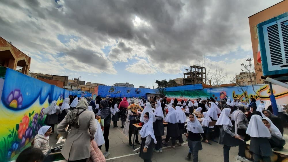 شور وحال بازارچه کارآفرینی تو یه روز ابری زیبا